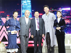 新望董事長(zhǎng)羅永輝與著名歌星劉尊老師、汪正正老師、郭津彤老師、主持人雅琪在北京電視臺(tái)錄制節(jié)目現(xiàn)場(chǎng)親切合影